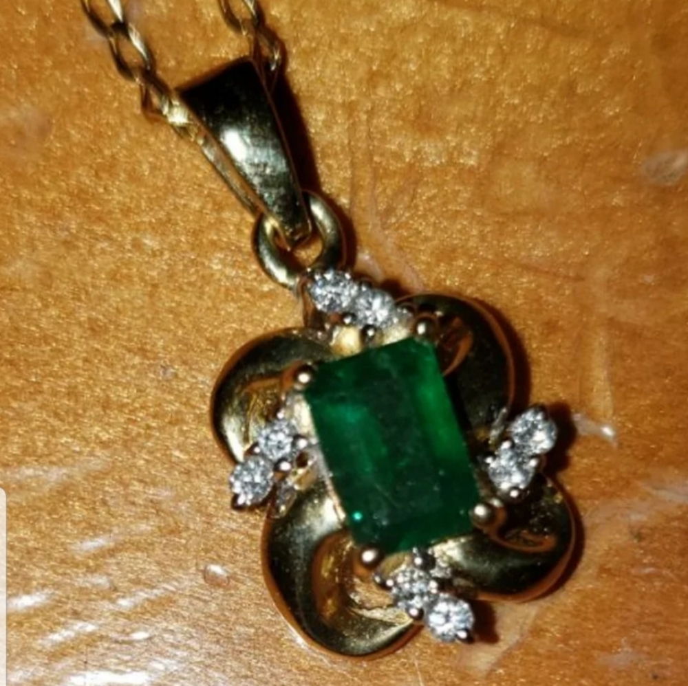 Emerald and gold necklace